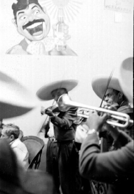 Mariachi canta en un restaurante