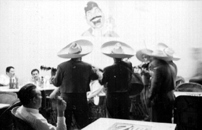 Mariachi canta en un restaurante