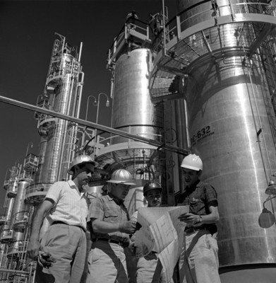 Ingenieros conversan en las instalaciones de una refinería