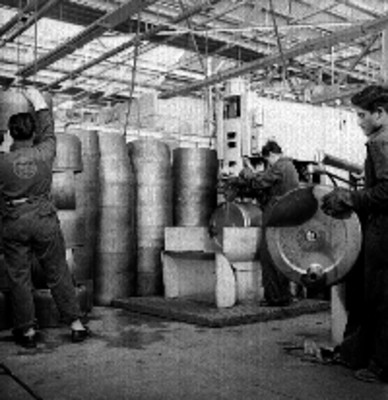 Obreros trabajan en la Fábrica General Electric
