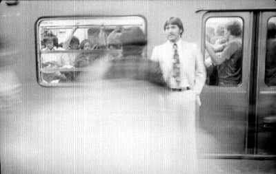 Hombre junto a vagón en una estación del metro