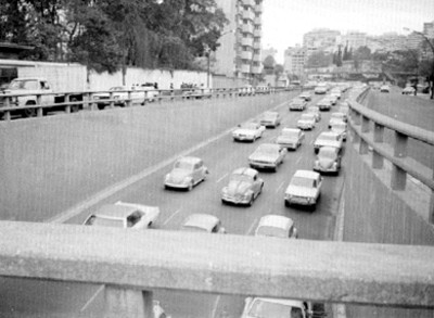 Automóviles circulan por un paso a desnivel