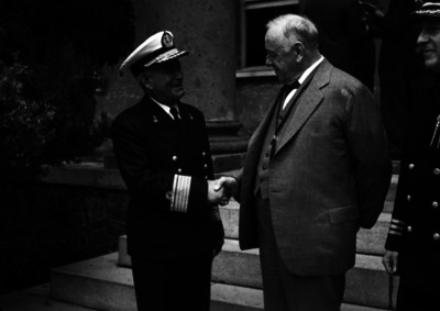 Josephus Daniels saludando a oficial de la marina afuera de la Secretaría de Relaciones Exteriores