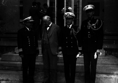 Josephus Daniels con oficiales de la marina afuera de la Secretarío de Relaciones Exteriores