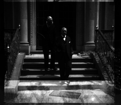 Josephus Daniels y otro hombre bajando las escaleras de un edificio