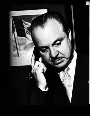 Carlos Denegri, periodista, hablando por teléfono en su oficina