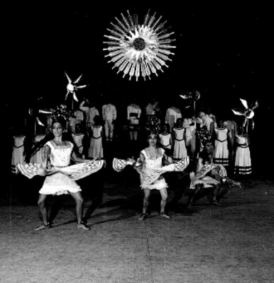 Bailarinas del Ballet Popular interpretan danza folclórica