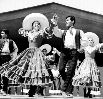 Bailarines interpretan danza, Ballet Popular