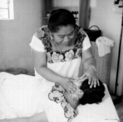 Partera maya revisa a paciente en un consultorio médico