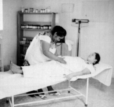 Partera maya revisa a paciente embarazada en consultorio médico