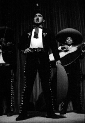 Mariachi canta en un escenario