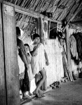 Indígenas mayas en la puerta de una vivienda