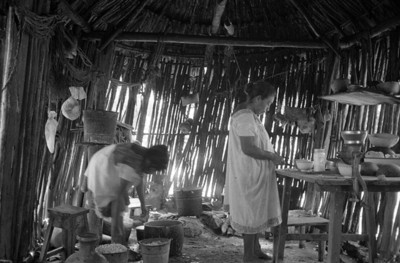 Mujeres cocinan en una casa de bajarenque