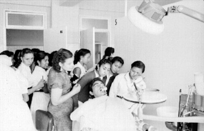 Mujeres observan a enfermo en consultorio dental del Seguro Social