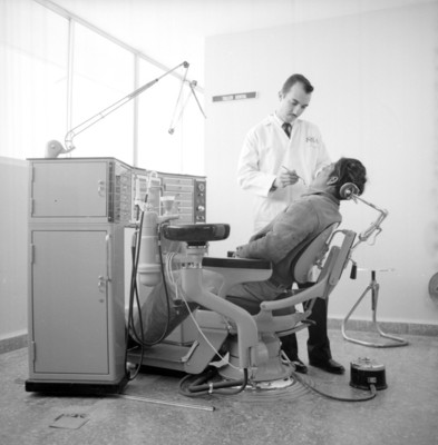 Dentista examina a paciente en un consultorio