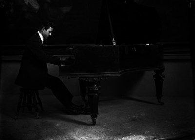 Domínguez tocando el piano durante concierto