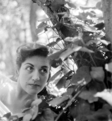 Gabriela Orozco junto a árbol, retrato
