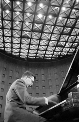 Francisco de Hoyos toca el piano durante un concierto