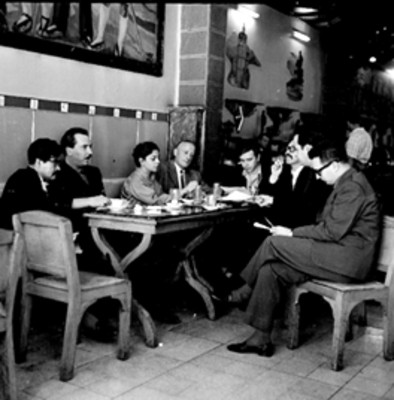 Pintores conversan en un restaurante