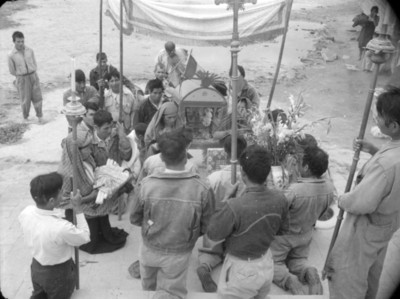 Procesión, escena de Los Hombres Cultos, still de la película