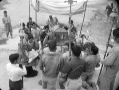 Procesión, escena de Los Hombres Cultos, still de la película
