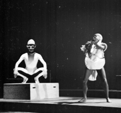 Rosa Reyna y bailarinas
