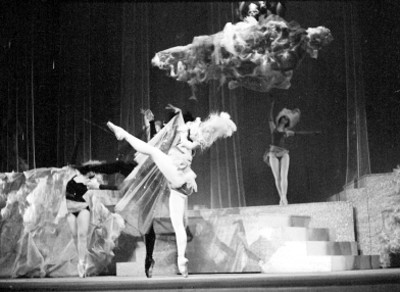 Mujeres bailan durante la opereta músical