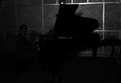 Alfonso Esparza Oteo tocando el piano durante un concierto
