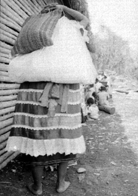 Mujer mazateca carga bolsas sobre la espalda