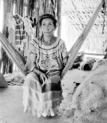 Mujer mazateca sentado en una hamaca, retrato