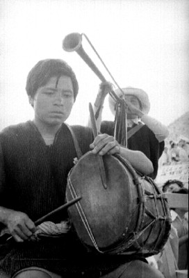 Músicos tzotziles en una fiesta
