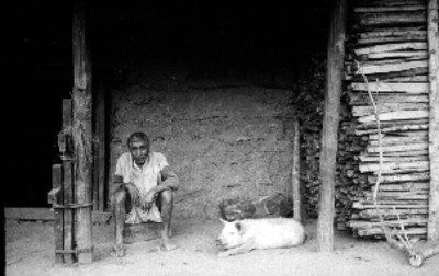 Anciano tzotzil en el interior de su vivienda