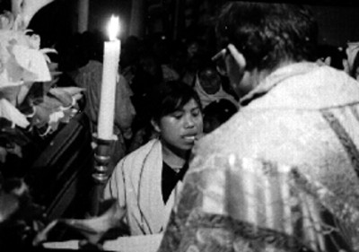 Mujer tzetzal recibe la hostia durante una misa