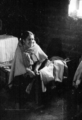 Mujer tzotzil en el interior de su vivienda