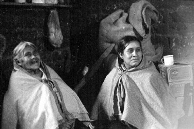 Mujeres tzotziles en su vivienda, retrato