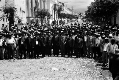 Vicente Estrada y funcionarios en una calle de Xochimilco, retrato de grupo