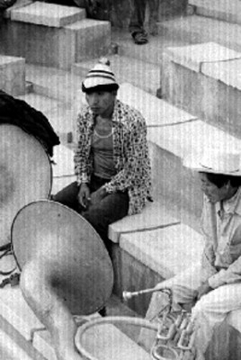 Músico sentado en gradería