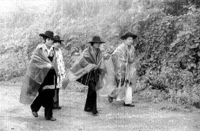Hombres mixes caminando por la calle
