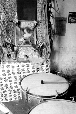 Altar y timbales dentro de una habitación