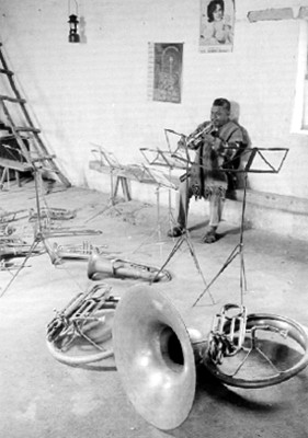Mixe tocando una trompeta