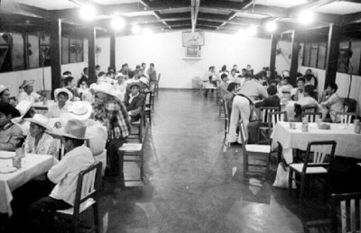 Gente en un comedor