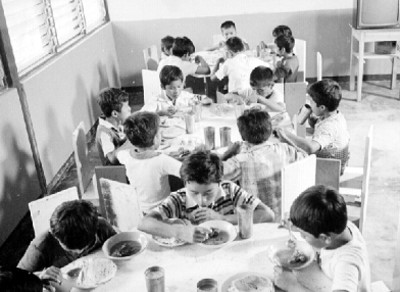 Niños Chontales comiendo en grupo