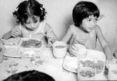 Albergue infantil, niños comiendo