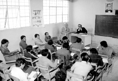 Salomón Nahmad, en salón de clases