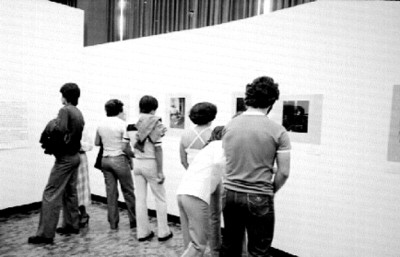 Gente observa exposición fotográfica de Nacho López en el Museo de Arte Moderno