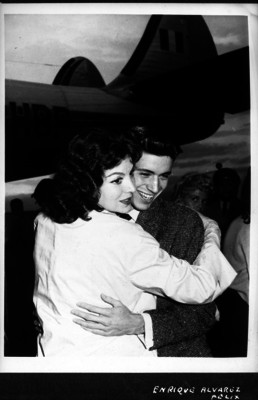 María Félix abrazando a su hijo Enrique Alvarez Félix en el aeropuerto