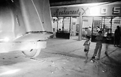 Trailer frente a un restaurante