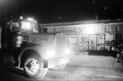 Trailer frente a restaurante, Rosi
