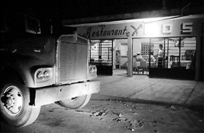 Traler frente a un restaurante