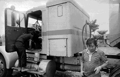 Chofer y machetero, afuera del trailer